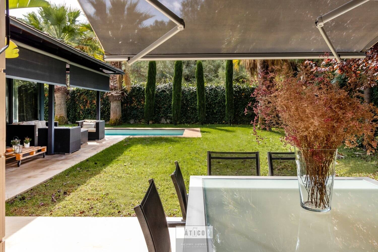 18SANT JUST MESA EXTERIOR Y JARDIN PTA 2