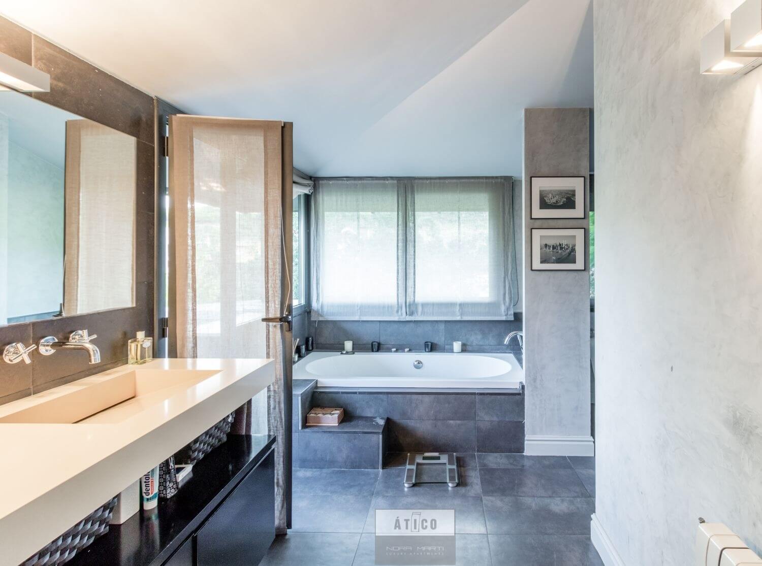 44SANT JUST MASTER BATHROOM.GRALjpg